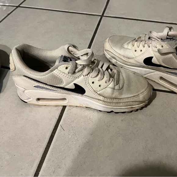 Nike Air Max Shoes - Picture 2 of 5